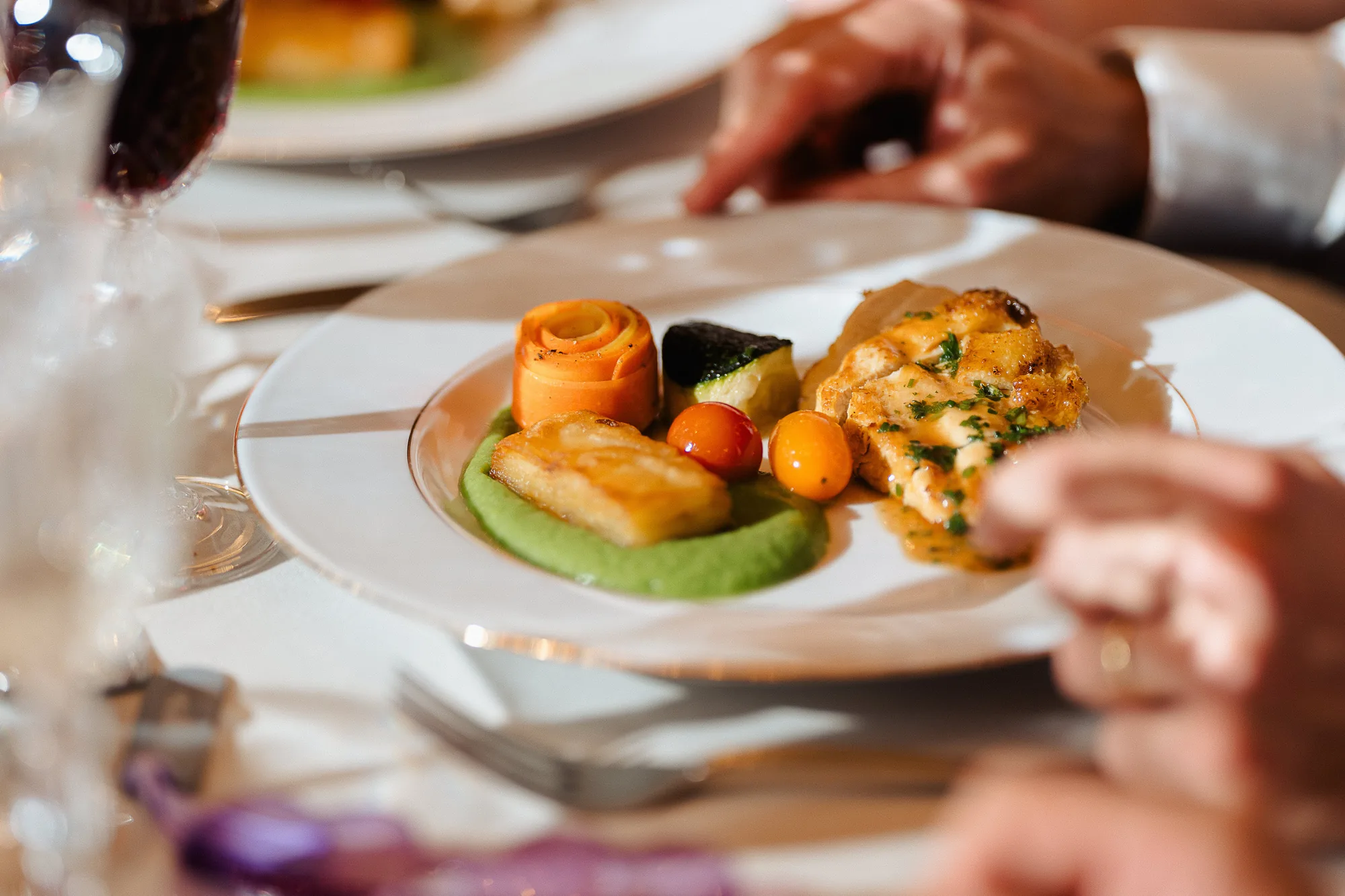 Assiette avec avocat garni de légumes colorés sur une table