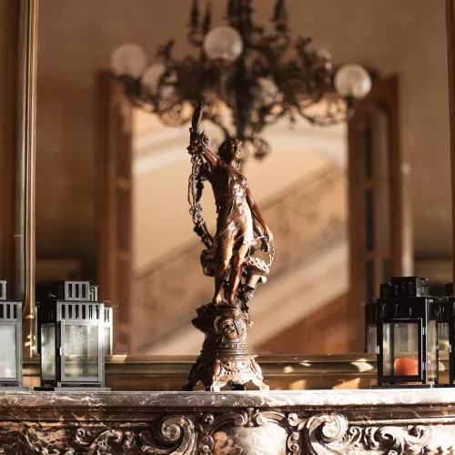 Crucifix en bronze orné sur un autel avec bougies et décoration religieuse